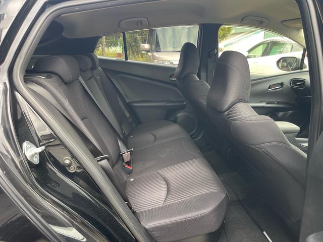 プリウス S 社外18インチAW 社外エンジンスターター 社外ナビTV Bカメラ トヨタセーフティセンス 字光式ナンバー 純正ドアバイザー(16枚目)