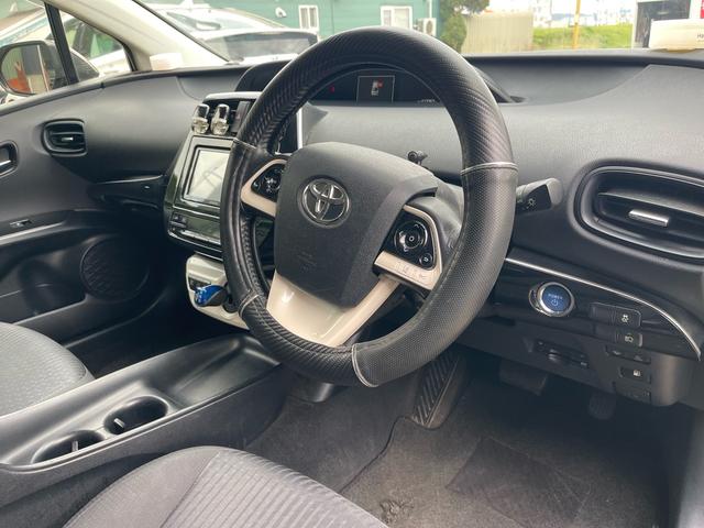 プリウス S 社外18インチAW 社外エンジンスターター 社外ナビTV Bカメラ トヨタセーフティセンス 字光式ナンバー 純正ドアバイザー(18枚目)