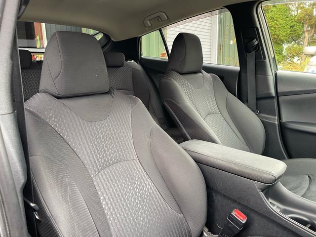 プリウス S 社外18インチAW 社外エンジンスターター 社外ナビTV Bカメラ トヨタセーフティセンス 字光式ナンバー 純正ドアバイザー(19枚目)