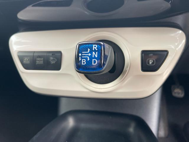 プリウス S 社外18インチAW 社外エンジンスターター 社外ナビTV Bカメラ トヨタセーフティセンス 字光式ナンバー 純正ドアバイザー(22枚目)