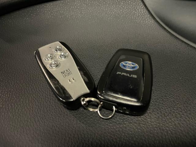 プリウス S 社外18インチAW 社外エンジンスターター 社外ナビTV Bカメラ トヨタセーフティセンス 字光式ナンバー 純正ドアバイザー(26枚目)