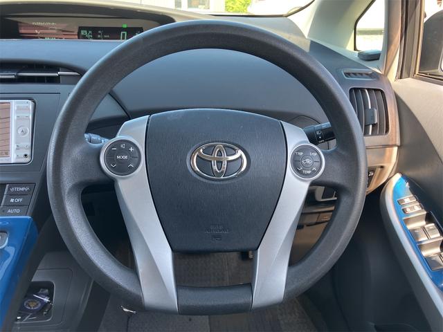 プリウス Ｓ　バックカメラ　ナビ　アルミホイール　ＣＶＴ　スマートキー　アイドリングストップ　電動格納ミラー　盗難防止システム　ＣＤ　ミュージックプレイヤー接続可　衝突安全ボディ　ＡＢＳ　ＥＳＣ　エアコン（3枚目）