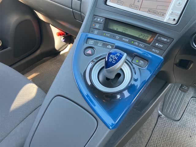 プリウス Ｓ　バックカメラ　ナビ　アルミホイール　ＣＶＴ　スマートキー　アイドリングストップ　電動格納ミラー　盗難防止システム　ＣＤ　ミュージックプレイヤー接続可　衝突安全ボディ　ＡＢＳ　ＥＳＣ　エアコン（5枚目）