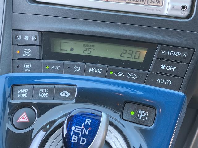 プリウス Ｓ　バックカメラ　ナビ　アルミホイール　ＣＶＴ　スマートキー　アイドリングストップ　電動格納ミラー　盗難防止システム　ＣＤ　ミュージックプレイヤー接続可　衝突安全ボディ　ＡＢＳ　ＥＳＣ　エアコン（6枚目）