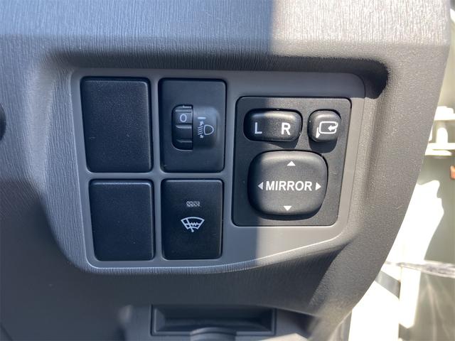 プリウス Ｓ　バックカメラ　ナビ　アルミホイール　ＣＶＴ　スマートキー　アイドリングストップ　電動格納ミラー　盗難防止システム　ＣＤ　ミュージックプレイヤー接続可　衝突安全ボディ　ＡＢＳ　ＥＳＣ　エアコン（7枚目）