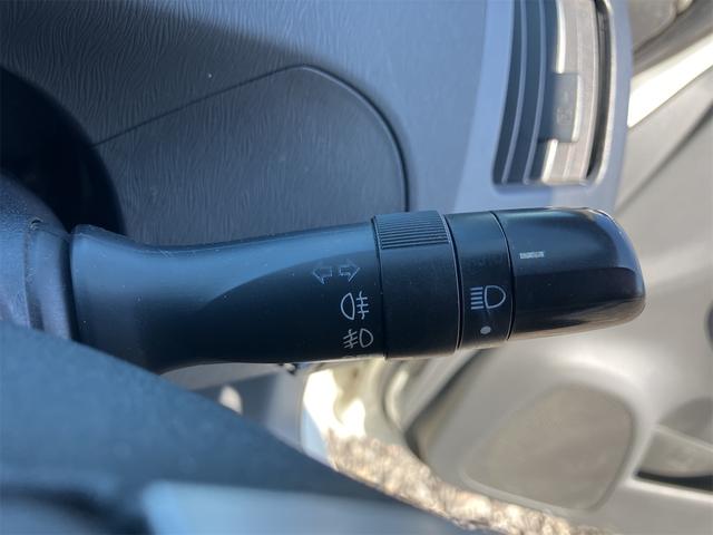 プリウス Ｓ　バックカメラ　ナビ　アルミホイール　ＣＶＴ　スマートキー　アイドリングストップ　電動格納ミラー　盗難防止システム　ＣＤ　ミュージックプレイヤー接続可　衝突安全ボディ　ＡＢＳ　ＥＳＣ　エアコン（9枚目）