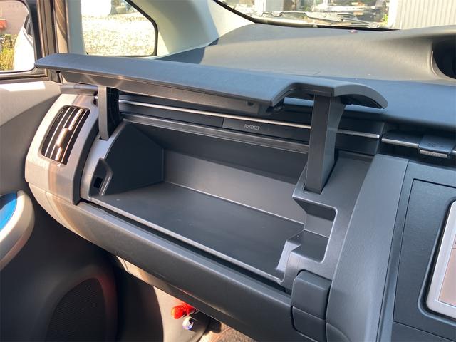 プリウス Ｓ　バックカメラ　ナビ　アルミホイール　ＣＶＴ　スマートキー　アイドリングストップ　電動格納ミラー　盗難防止システム　ＣＤ　ミュージックプレイヤー接続可　衝突安全ボディ　ＡＢＳ　ＥＳＣ　エアコン（11枚目）