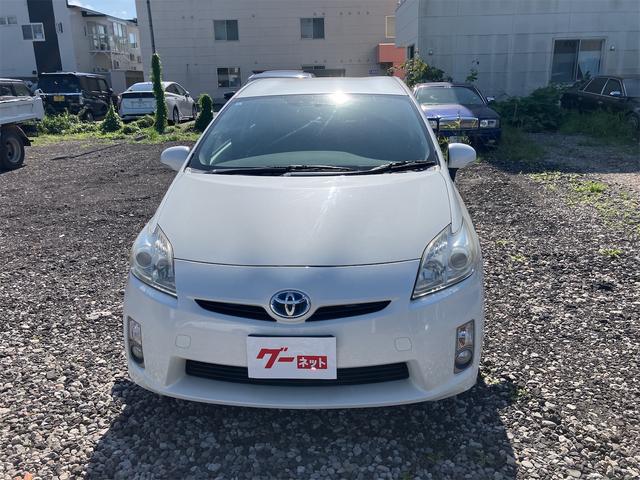 プリウス Ｓ　バックカメラ　ナビ　アルミホイール　ＣＶＴ　スマートキー　アイドリングストップ　電動格納ミラー　盗難防止システム　ＣＤ　ミュージックプレイヤー接続可　衝突安全ボディ　ＡＢＳ　ＥＳＣ　エアコン（12枚目）