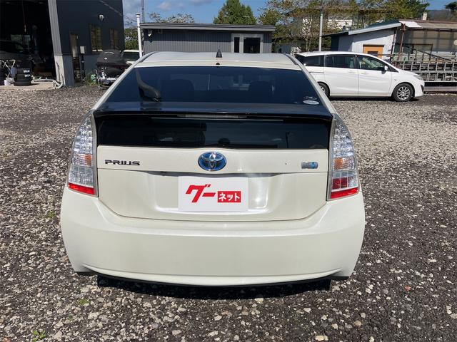 プリウス Ｓ　バックカメラ　ナビ　アルミホイール　ＣＶＴ　スマートキー　アイドリングストップ　電動格納ミラー　盗難防止システム　ＣＤ　ミュージックプレイヤー接続可　衝突安全ボディ　ＡＢＳ　ＥＳＣ　エアコン（17枚目）