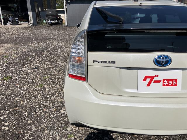 プリウス Ｓ　バックカメラ　ナビ　アルミホイール　ＣＶＴ　スマートキー　アイドリングストップ　電動格納ミラー　盗難防止システム　ＣＤ　ミュージックプレイヤー接続可　衝突安全ボディ　ＡＢＳ　ＥＳＣ　エアコン（26枚目）