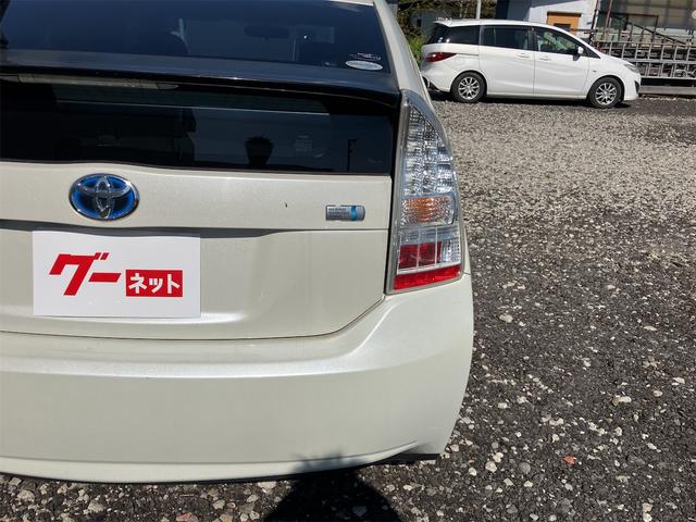 プリウス Ｓ　バックカメラ　ナビ　アルミホイール　ＣＶＴ　スマートキー　アイドリングストップ　電動格納ミラー　盗難防止システム　ＣＤ　ミュージックプレイヤー接続可　衝突安全ボディ　ＡＢＳ　ＥＳＣ　エアコン（27枚目）