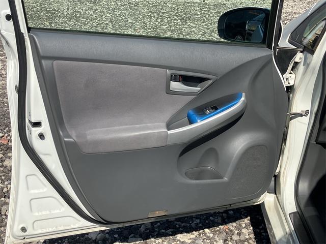 プリウス Ｓ　バックカメラ　ナビ　アルミホイール　ＣＶＴ　スマートキー　アイドリングストップ　電動格納ミラー　盗難防止システム　ＣＤ　ミュージックプレイヤー接続可　衝突安全ボディ　ＡＢＳ　ＥＳＣ　エアコン（35枚目）