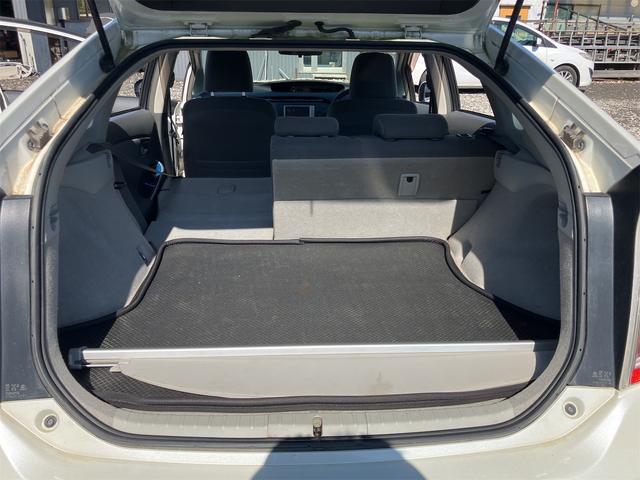 プリウス Ｓ　バックカメラ　ナビ　アルミホイール　ＣＶＴ　スマートキー　アイドリングストップ　電動格納ミラー　盗難防止システム　ＣＤ　ミュージックプレイヤー接続可　衝突安全ボディ　ＡＢＳ　ＥＳＣ　エアコン（43枚目）