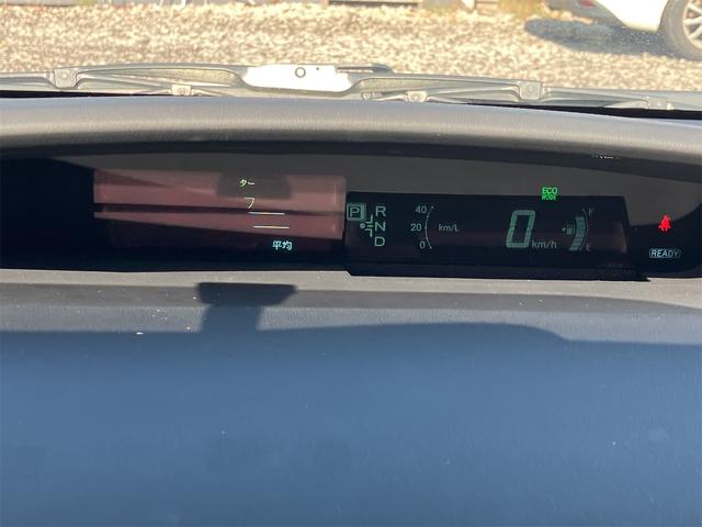プリウス Ｓ　バックカメラ　ナビ　アルミホイール　ＣＶＴ　スマートキー　アイドリングストップ　電動格納ミラー　盗難防止システム　ＣＤ　ミュージックプレイヤー接続可　衝突安全ボディ　ＡＢＳ　ＥＳＣ　エアコン（55枚目）