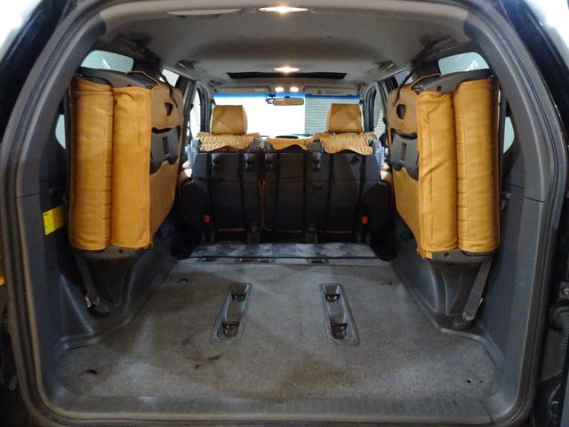 ランドクルーザープラド ＴＸリミテッド　４ＷＤ／本州仕入／寒冷地仕様／後期型／８人乗／新革調シートカバー／サンルーフ／リフトアップ／メッシュグリル＆ＴＯＹＯＴＡエンブレム／ＢＦグッドリッチ／社外テール／インナーブラックイカリング付きＨライト（7枚目）