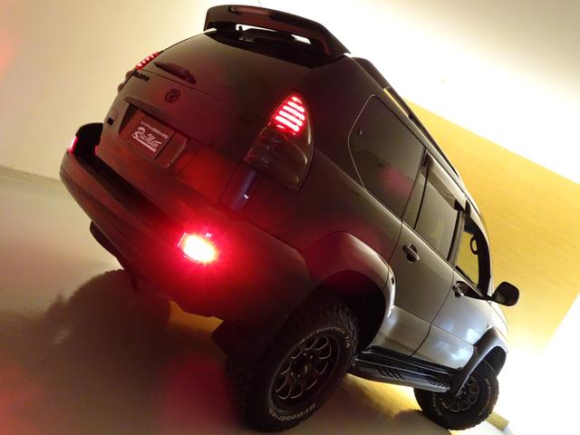 ランドクルーザープラド ＴＸリミテッド　４ＷＤ／本州仕入／寒冷地仕様／後期型／８人乗／新革調シートカバー／サンルーフ／リフトアップ／メッシュグリル＆ＴＯＹＯＴＡエンブレム／ＢＦグッドリッチ／社外テール／インナーブラックイカリング付きＨライト（12枚目）