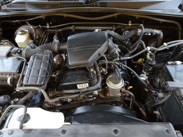 ランドクルーザープラド ＴＸリミテッド　４ＷＤ／本州仕入／寒冷地仕様／後期型／８人乗／新革調シートカバー／サンルーフ／リフトアップ／メッシュグリル＆ＴＯＹＯＴＡエンブレム／ＢＦグッドリッチ／社外テール／インナーブラックイカリング付きＨライト（19枚目）