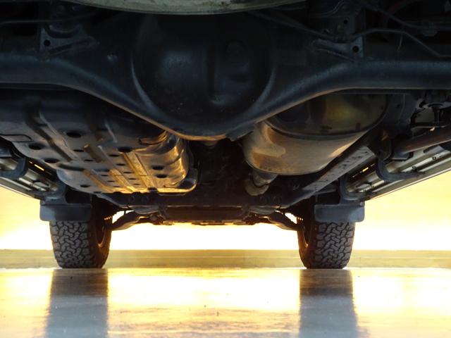 ランドクルーザープラド ＴＸリミテッド　４ＷＤ／本州仕入／寒冷地仕様／後期型／８人乗／新革調シートカバー／サンルーフ／リフトアップ／メッシュグリル＆ＴＯＹＯＴＡエンブレム／ＢＦグッドリッチ／社外テール／インナーブラックイカリング付きＨライト（20枚目）