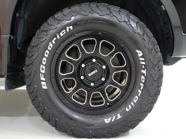 ランドクルーザープラド ＴＸリミテッド　４ＷＤ／本州仕入／寒冷地仕様／後期型／８人乗／新革調シートカバー／サンルーフ／リフトアップ／メッシュグリル＆ＴＯＹＯＴＡエンブレム／ＢＦグッドリッチ／社外テール／インナーブラックイカリング付きＨライト（29枚目）