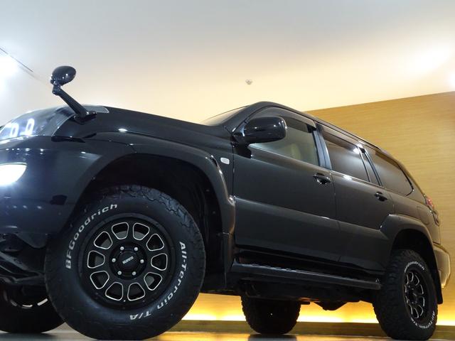ランドクルーザープラド ＴＸリミテッド　４ＷＤ／本州仕入／寒冷地仕様／後期型／８人乗／新革調シートカバー／サンルーフ／リフトアップ／メッシュグリル＆ＴＯＹＯＴＡエンブレム／ＢＦグッドリッチ／社外テール／インナーブラックイカリング付きＨライト（30枚目）