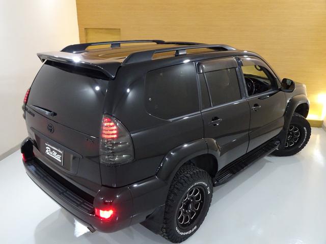 ランドクルーザープラド ＴＸリミテッド　４ＷＤ／本州仕入／寒冷地仕様／後期型／８人乗／新革調シートカバー／サンルーフ／リフトアップ／メッシュグリル＆ＴＯＹＯＴＡエンブレム／ＢＦグッドリッチ／社外テール／インナーブラックイカリング付きＨライト（36枚目）