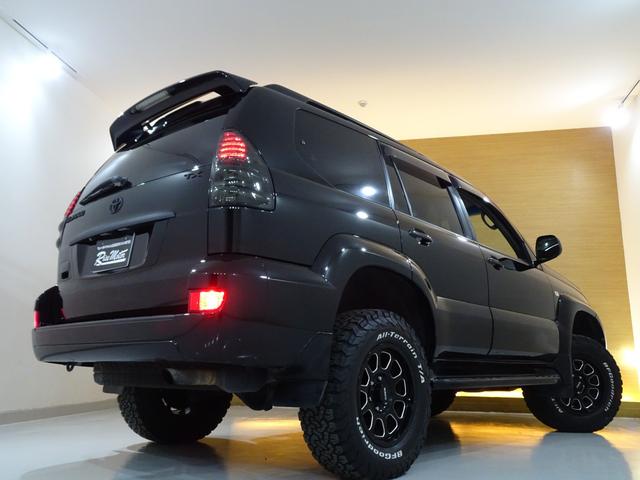 ランドクルーザープラド ＴＸリミテッド　４ＷＤ／本州仕入／寒冷地仕様／後期型／８人乗／新革調シートカバー／サンルーフ／リフトアップ／メッシュグリル＆ＴＯＹＯＴＡエンブレム／ＢＦグッドリッチ／社外テール／インナーブラックイカリング付きＨライト（37枚目）
