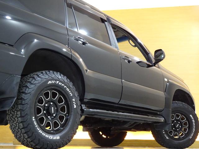 ランドクルーザープラド ＴＸリミテッド　４ＷＤ／本州仕入／寒冷地仕様／後期型／８人乗／新革調シートカバー／サンルーフ／リフトアップ／メッシュグリル＆ＴＯＹＯＴＡエンブレム／ＢＦグッドリッチ／社外テール／インナーブラックイカリング付きＨライト（43枚目）