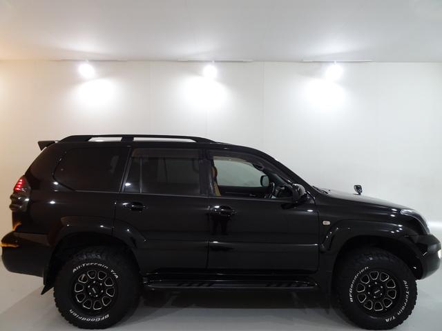 ランドクルーザープラド ＴＸリミテッド　４ＷＤ／本州仕入／寒冷地仕様／後期型／８人乗／新革調シートカバー／サンルーフ／リフトアップ／メッシュグリル＆ＴＯＹＯＴＡエンブレム／ＢＦグッドリッチ／社外テール／インナーブラックイカリング付きＨライト（44枚目）