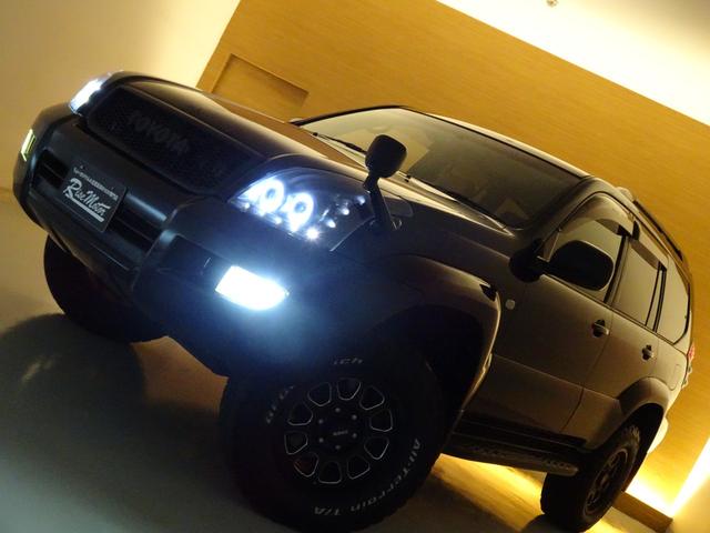 ランドクルーザープラド ＴＸリミテッド　４ＷＤ／本州仕入／寒冷地仕様／後期型／８人乗／新革調シートカバー／サンルーフ／リフトアップ／メッシュグリル＆ＴＯＹＯＴＡエンブレム／ＢＦグッドリッチ／社外テール／インナーブラックイカリング付きＨライト（75枚目）