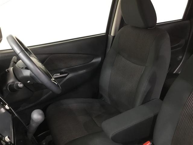 肘掛が付いた運転席