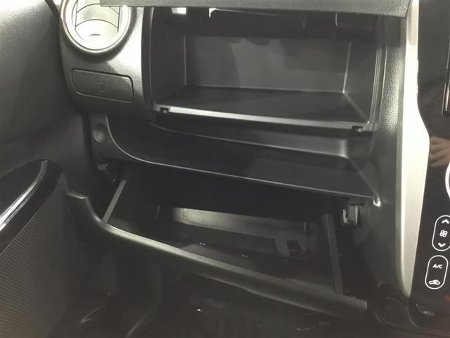 コンソールボックスや、収納スペースが多彩なお車です