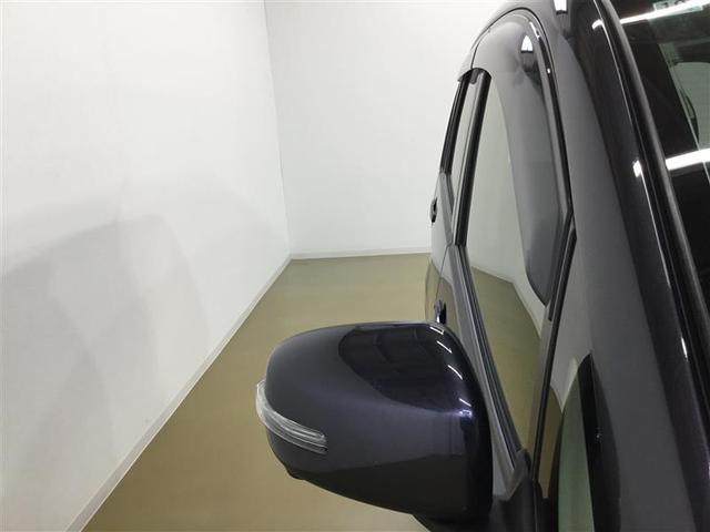 雨の日、窓を少し開けたいときに便利なドアバイザーを装備