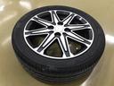 純正アルミホイールを装着した夏タイヤを積み込み