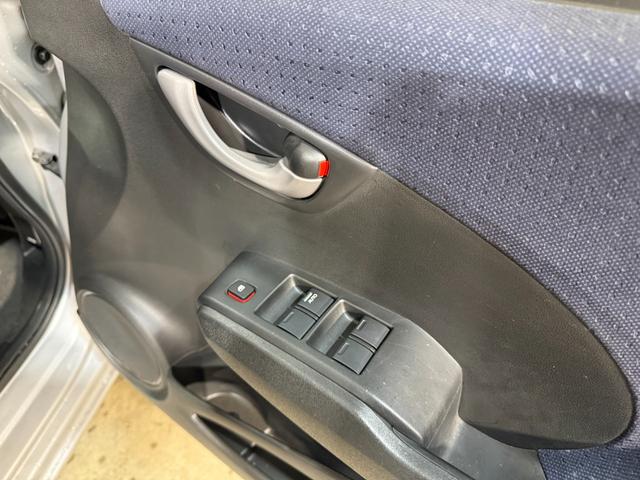 フィット Ｇ　ＡＷ　キーレス　盗難防止システム　エアコン　パワーウィンドウ　ＡＢＳ　１オーナー　ＰＳ　禁煙車　運転席エアバッグ　Ｗエアーバック（53枚目）