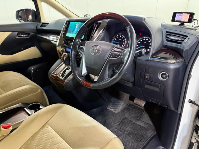 アルファード ２．５Ｇ　バックモニター　エアバッグ　横滑り防止機能　ＡＢＳ　オートクルーズコントロール　電動シート　地デジ　アイドリングストップ　パワーバックドア　ＬＥＤライト　ＥＴＣ　スマートキー　３列シート　ＤＶＤ（18枚目）