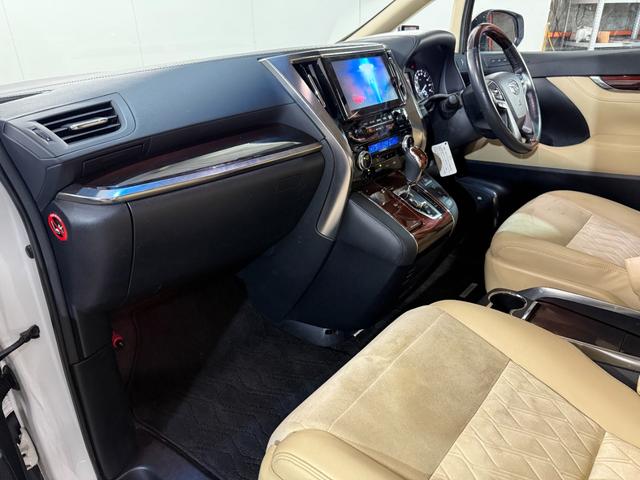 アルファード ２．５Ｇ　バックモニター　エアバッグ　横滑り防止機能　ＡＢＳ　オートクルーズコントロール　電動シート　地デジ　アイドリングストップ　パワーバックドア　ＬＥＤライト　ＥＴＣ　スマートキー　３列シート　ＤＶＤ（21枚目）