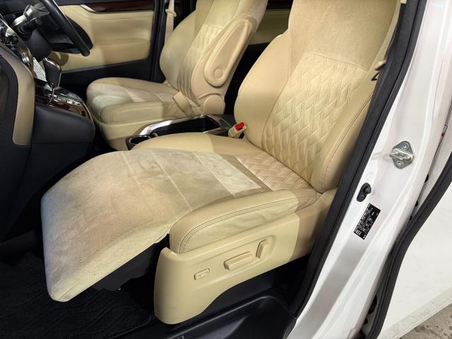 アルファード ２．５Ｇ　バックモニター　エアバッグ　横滑り防止機能　ＡＢＳ　オートクルーズコントロール　電動シート　地デジ　アイドリングストップ　パワーバックドア　ＬＥＤライト　ＥＴＣ　スマートキー　３列シート　ＤＶＤ（23枚目）