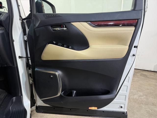 アルファード ２．５Ｇ　バックモニター　エアバッグ　横滑り防止機能　ＡＢＳ　オートクルーズコントロール　電動シート　地デジ　アイドリングストップ　パワーバックドア　ＬＥＤライト　ＥＴＣ　スマートキー　３列シート　ＤＶＤ（51枚目）