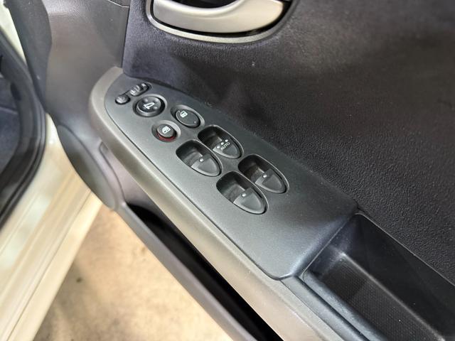 ストリーム RSZ キーレス 4WD アルミホイール(31枚目)