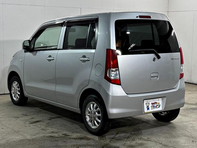 ワゴンＲ ＦＸ　シートヒータ付き　４ＷＤ車　アルミホイル　キーレスエントリーシステム　ＤＶＤ再生可能　運転席助手席エアバック　メモリナビ　エアバック　パワステ　ベンチシート車　オ－トエアコン　ナビ・ＴＶ（10枚目）