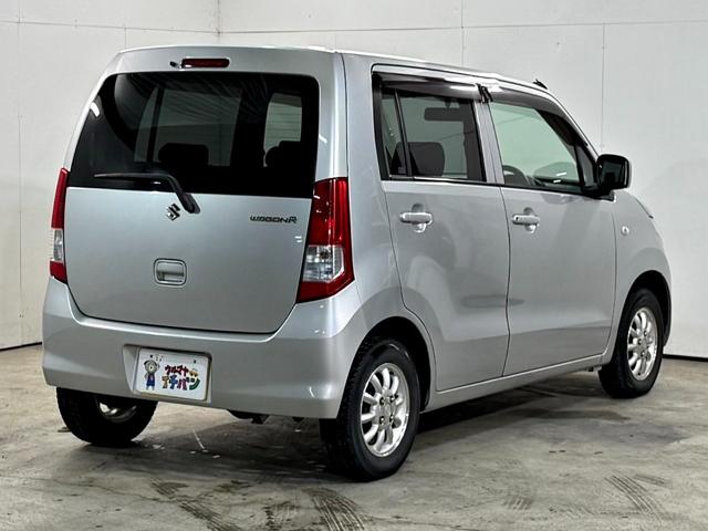 ワゴンＲ ＦＸ　シートヒータ付き　４ＷＤ車　アルミホイル　キーレスエントリーシステム　ＤＶＤ再生可能　運転席助手席エアバック　メモリナビ　エアバック　パワステ　ベンチシート車　オ－トエアコン　ナビ・ＴＶ（11枚目）