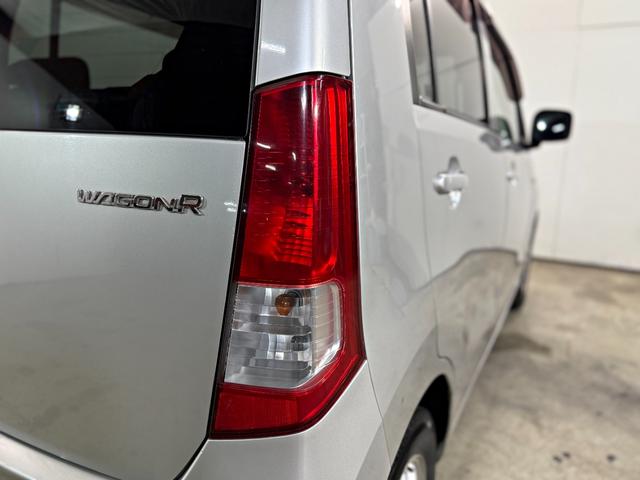 ワゴンＲ ＦＸ　シートヒータ付き　４ＷＤ車　アルミホイル　キーレスエントリーシステム　ＤＶＤ再生可能　運転席助手席エアバック　メモリナビ　エアバック　パワステ　ベンチシート車　オ－トエアコン　ナビ・ＴＶ（28枚目）