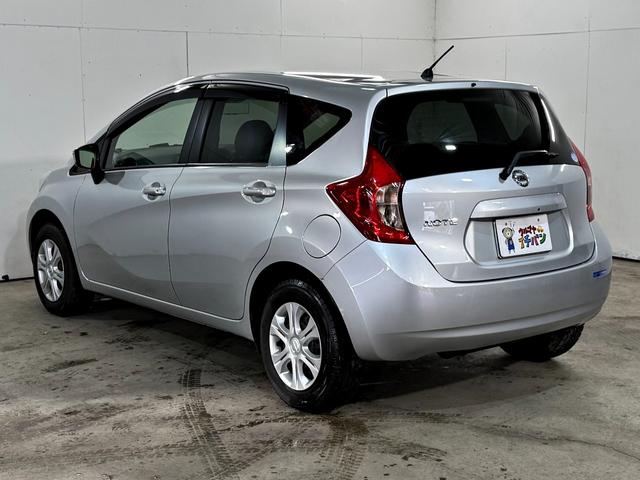 ノート X FOUR 禁煙 踏み間違い衝突防止 VSA 車線逸脱警報装置 インテリジェントキ 助手席エアバッグ キーレス 切替4WD PW エアバック 寒冷地仕様 盗難防止装置 パワーステアリング ABS AAC(9枚目)