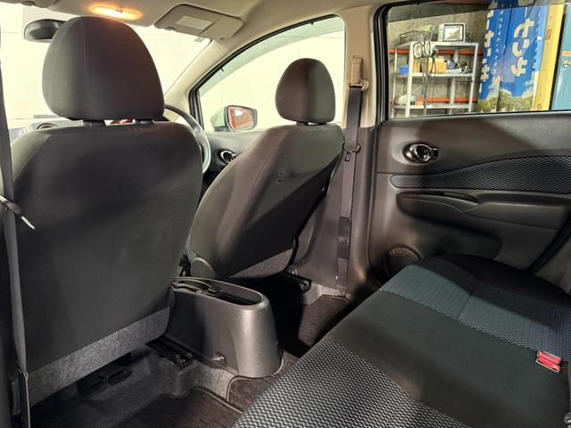 ノート X FOUR 禁煙 踏み間違い衝突防止 VSA 車線逸脱警報装置 インテリジェントキ 助手席エアバッグ キーレス 切替4WD PW エアバック 寒冷地仕様 盗難防止装置 パワーステアリング ABS AAC(17枚目)