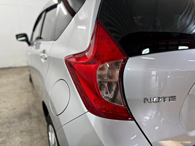 ノート X FOUR 禁煙 踏み間違い衝突防止 VSA 車線逸脱警報装置 インテリジェントキ 助手席エアバッグ キーレス 切替4WD PW エアバック 寒冷地仕様 盗難防止装置 パワーステアリング ABS AAC(26枚目)