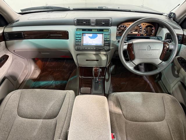 クラウン ロイヤルエクストラＦｏｕｒ　Ｑパッケージ　４ＷＤ　エアバック　パワステ　パワーウインド　ＡＢＳ　エアコン　キーレスキー　パワーシート　禁煙車（12枚目）