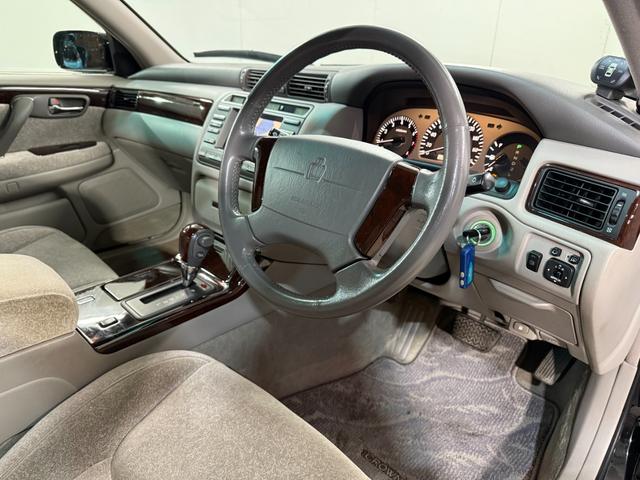 クラウン ロイヤルエクストラＦｏｕｒ　Ｑパッケージ　４ＷＤ　エアバック　パワステ　パワーウインド　ＡＢＳ　エアコン　キーレスキー　パワーシート　禁煙車（13枚目）