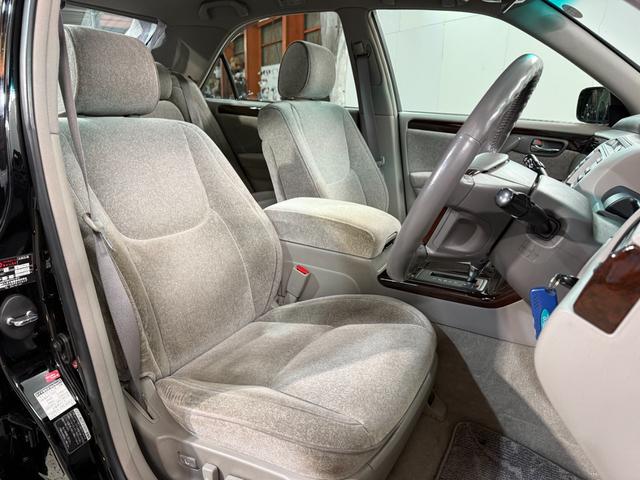 クラウン ロイヤルエクストラＦｏｕｒ　Ｑパッケージ　４ＷＤ　エアバック　パワステ　パワーウインド　ＡＢＳ　エアコン　キーレスキー　パワーシート　禁煙車（14枚目）