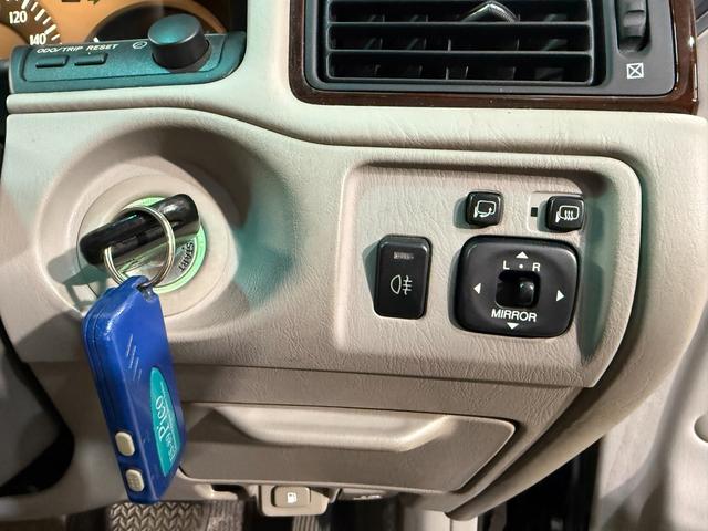 クラウン ロイヤルエクストラＦｏｕｒ　Ｑパッケージ　４ＷＤ　エアバック　パワステ　パワーウインド　ＡＢＳ　エアコン　キーレスキー　パワーシート　禁煙車（30枚目）