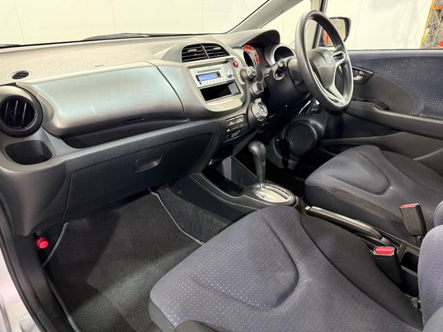 フィット G ETC車載器 パワーウィンド AW パワステ 4WD ABS付 エアコン 運転席エアバッグ Wエアバック キーレスエントリ(12枚目)